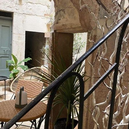 Les Fresques De Leon Apartment Tournus Exterior photo