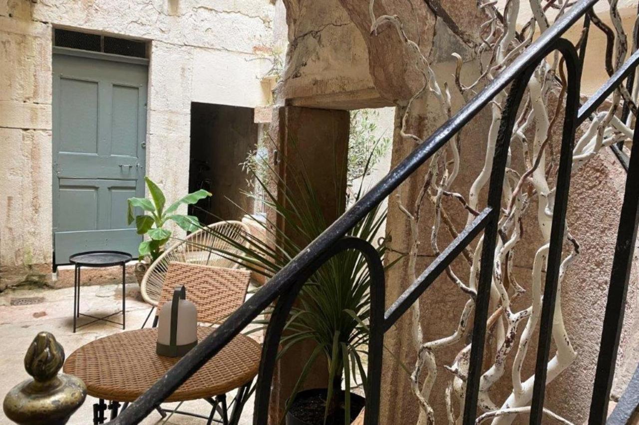 Les Fresques De Leon Apartment Tournus Exterior photo